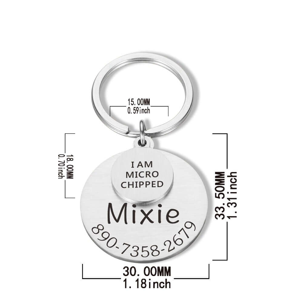 The personalized pet tag in silver and its dimensions.